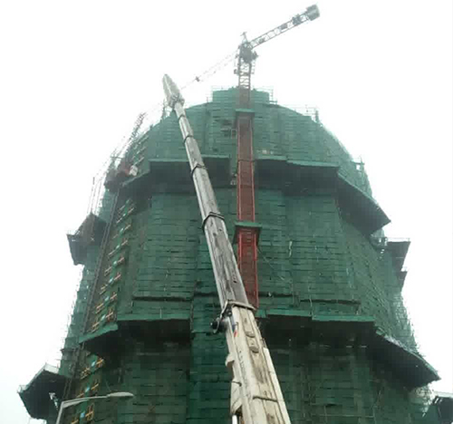 平顶山市吊车在工地上作业